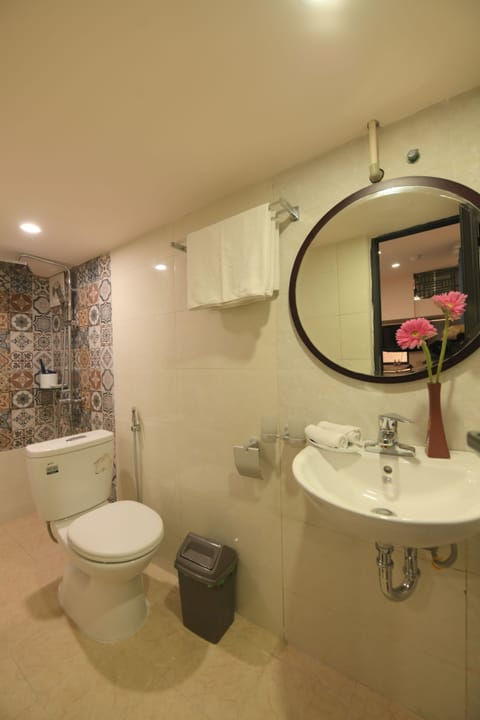 Superior Twin Room | Bathroom | Shower, free toiletries, hair dryer, slippers