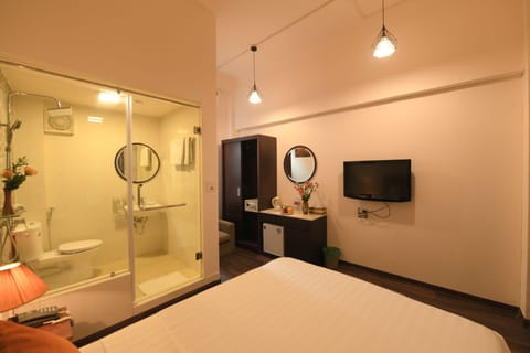 Deluxe Double Room | Bathroom | Shower, free toiletries, hair dryer, slippers