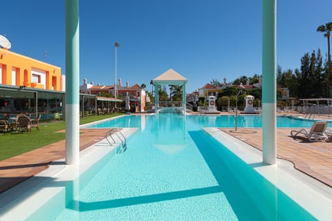 2 outdoor pools, open 9:00 AM to 5:00 PM, sun loungers