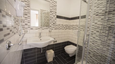 Double Room, Sea View (6) | Bathroom | Shower, hair dryer, bidet, towels