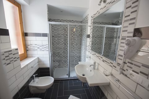 Double Room, Balcony, Garden View (7) | Bathroom | Shower, hair dryer, bidet, towels