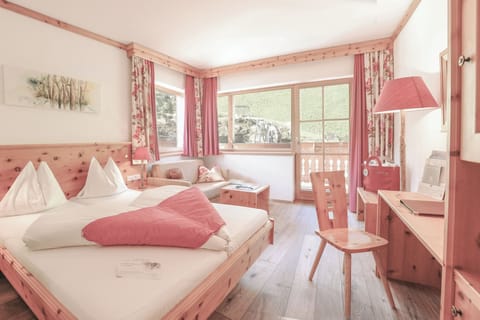 Superior Double Room | Minibar, in-room safe, desk, blackout drapes