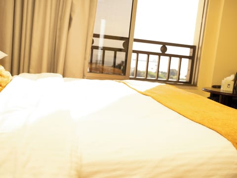 Double Room | Minibar, in-room safe, individually decorated, individually furnished