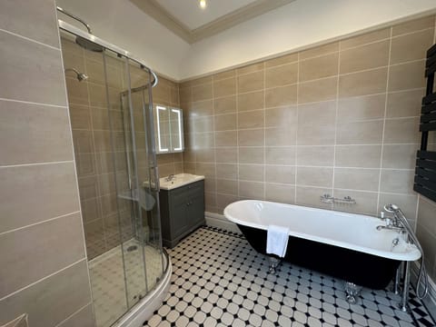 Deluxe Executive Double Ensuite with Shower and Batch | Bathroom | Free toiletries, hair dryer, towels