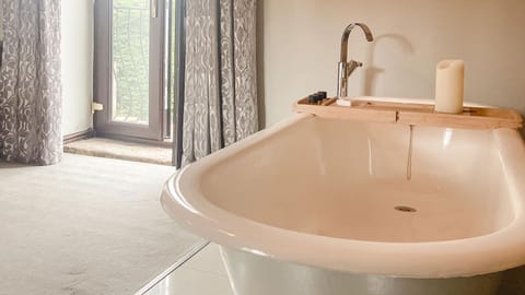 Luxury Suite, Sauna | Bathroom | Combined shower/tub, free toiletries, hair dryer, towels