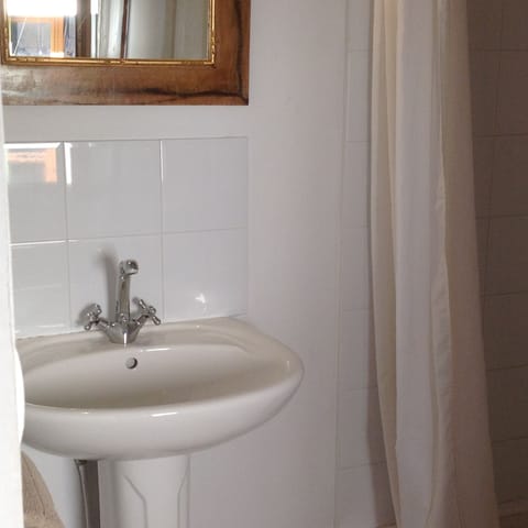 Triple Room | Bathroom | Shower, hair dryer, towels