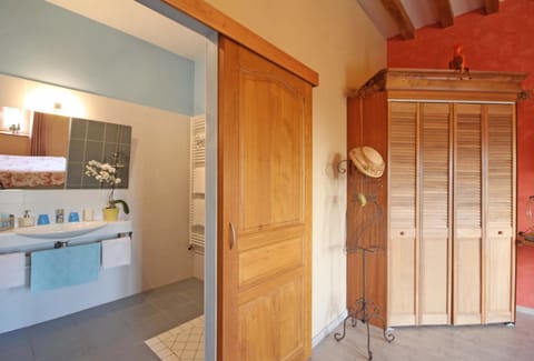 Family Double Room | Bathroom | Shower, towels