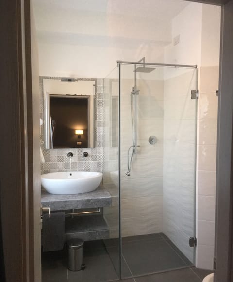 Deluxe Double Room, Non Smoking | Bathroom | Shower, hair dryer, bidet, towels