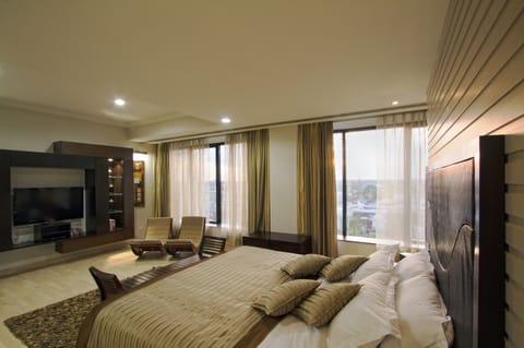 Presidential Suite | Minibar, in-room safe, individually decorated, individually furnished