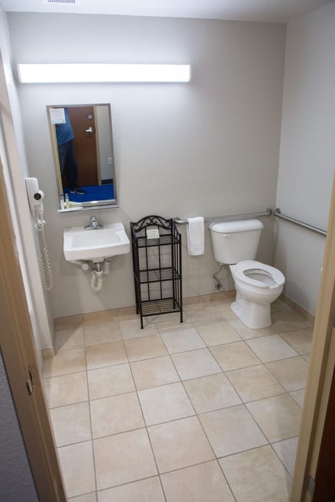 Combined shower/tub, free toiletries, hair dryer, towels