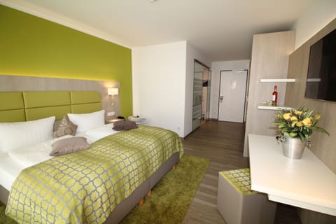 Comfort Double Room, 1 King Bed, Accessible | Premium bedding, in-room safe, desk, laptop workspace