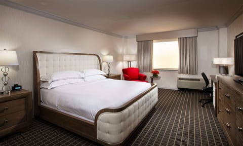 Suite, 1 King Bed | Premium bedding, pillowtop beds, in-room safe, iron/ironing board