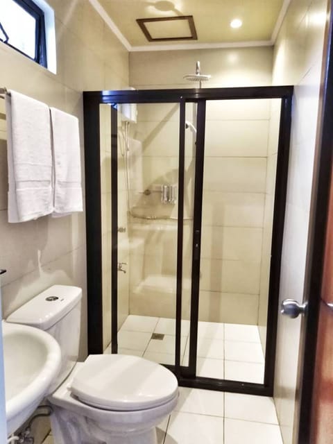 Standard Double Room | Bathroom | Shower, free toiletries