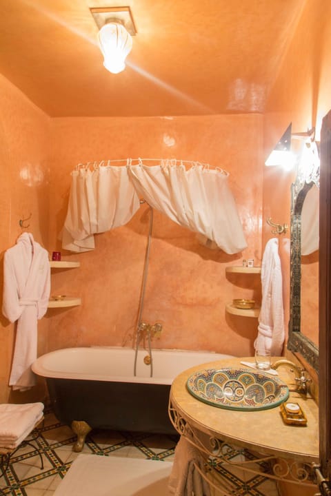 Suite | Bathroom | Deep soaking tub, free toiletries, hair dryer, bathrobes