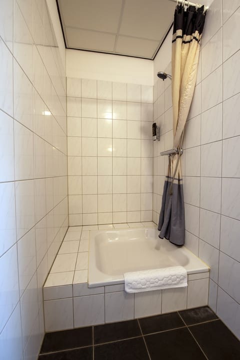 Comfort Double Room | Bathroom | Shower, free toiletries, hair dryer, towels