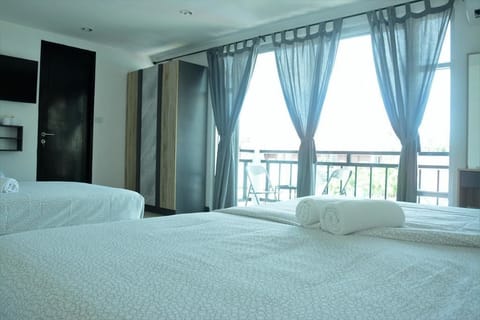 Family Triple Room, 3 Twin Beds | Minibar, in-room safe, blackout drapes, free WiFi