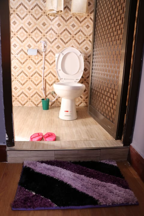 Double Room | Bathroom | Shower, rainfall showerhead, free toiletries, towels