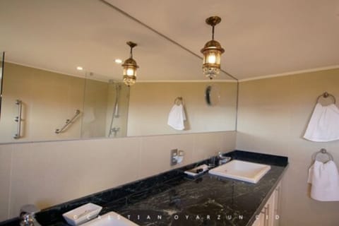 Suite | Bathroom | Shower, slippers, towels
