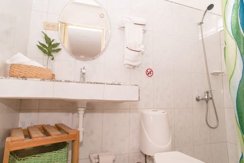 Classic Double Room, Non Smoking | Bathroom | Shower, rainfall showerhead, designer toiletries, hair dryer