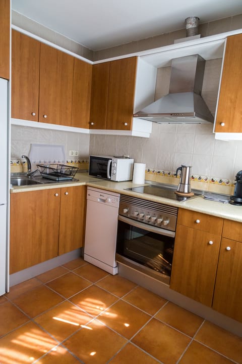 Premium Apartment, 3 Bedrooms, Non Smoking, Kitchen | Private kitchen | Full-size fridge, microwave, oven, stovetop