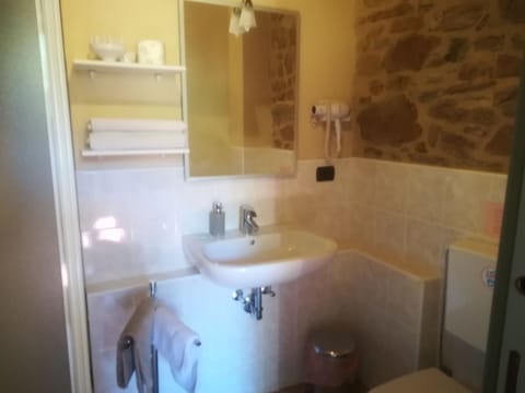 Double Room, Ensuite (Quercia) | Bathroom | Shower, hair dryer, bidet, towels
