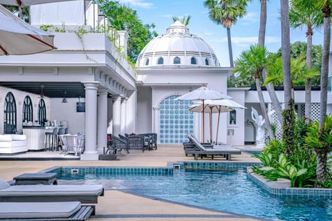 Outdoor pool, pool umbrellas, sun loungers