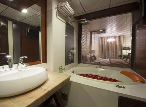 Aura Suite Room | Bathroom | Free toiletries, hair dryer, towels