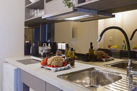 City Studio Suite | Private kitchenette | Fridge, microwave, coffee/tea maker, electric kettle