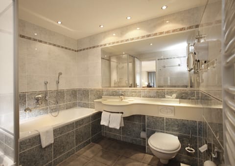 Standard Double Room | Bathroom | Shower, free toiletries, towels