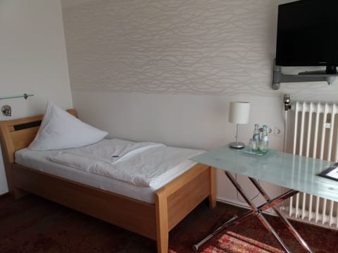 Single Room | Individually furnished, free WiFi, bed sheets