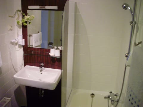 Double Room, 1 Queen Bed | Bathroom | Shower, free toiletries, hair dryer, towels
