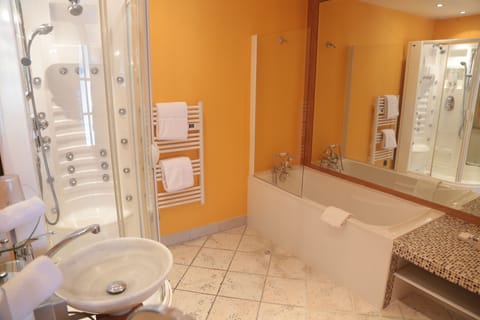 Superior Double Room | Bathroom | Separate tub and shower, jetted tub, free toiletries, hair dryer