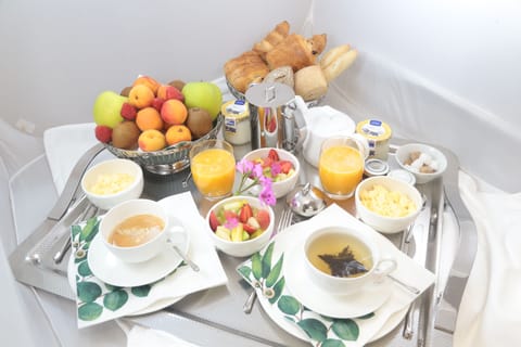 Daily continental breakfast (EUR 20 per person)
