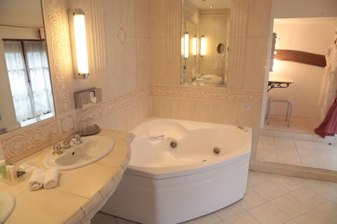 Junior Suite | Bathroom | Separate tub and shower, jetted tub, free toiletries, bathrobes