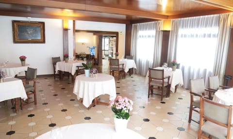 Daily continental breakfast (EUR 21 per person)