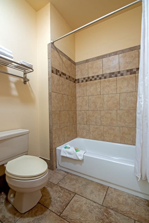 King Honeymoon | Bathroom | Combined shower/tub, free toiletries, hair dryer, towels