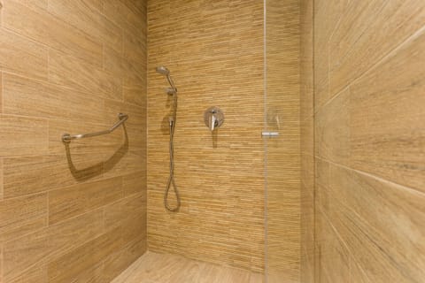 Apartment, 1 Bedroom, Balcony, Annex Building (30m from hotel) | Bathroom shower