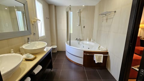 Studio Suite, 1 King Bed | Bathroom | Combined shower/tub, free toiletries, hair dryer, bidet