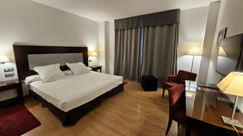 Room, 1 King Bed | Premium bedding, down comforters, memory foam beds, minibar