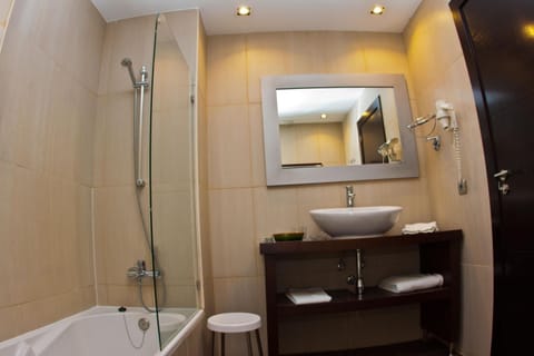 Combined shower/tub, free toiletries, hair dryer, bidet