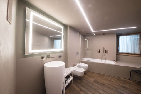 Deluxe Room (Superior) | Bathroom | Free toiletries, hair dryer, towels