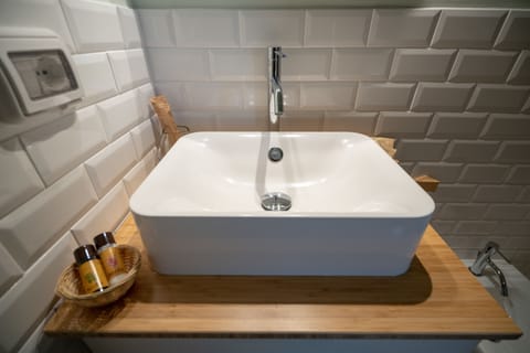 Standard Double Room, Balcony (Alabastro) | Bathroom sink