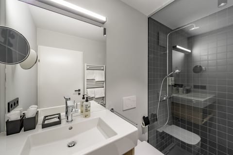 Superior Double Room | Bathroom | Shower, hair dryer, towels