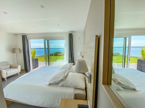 Minibar, desk, blackout drapes, soundproofing