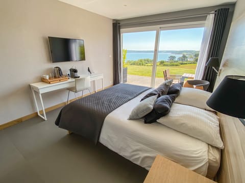 Double Room, 1 Queen Bed, Sea View, Sea Facing | Minibar, desk, blackout drapes, soundproofing