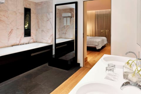 Club Suite, 1 King Bed | Bathroom | Jetted tub, free toiletries, bidet, towels