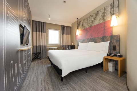 Business Double Room | Pillowtop beds, in-room safe, iron/ironing board, free WiFi