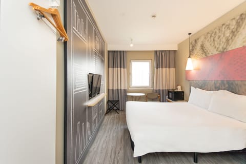 Business Double Room | Pillowtop beds, in-room safe, iron/ironing board, free WiFi