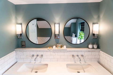 Junior Suite | Bathroom | Free toiletries, hair dryer, slippers, towels