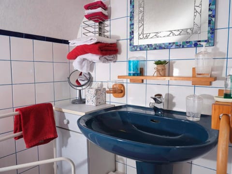 Classic Room | Bathroom | Free toiletries, hair dryer, towels, toilet paper